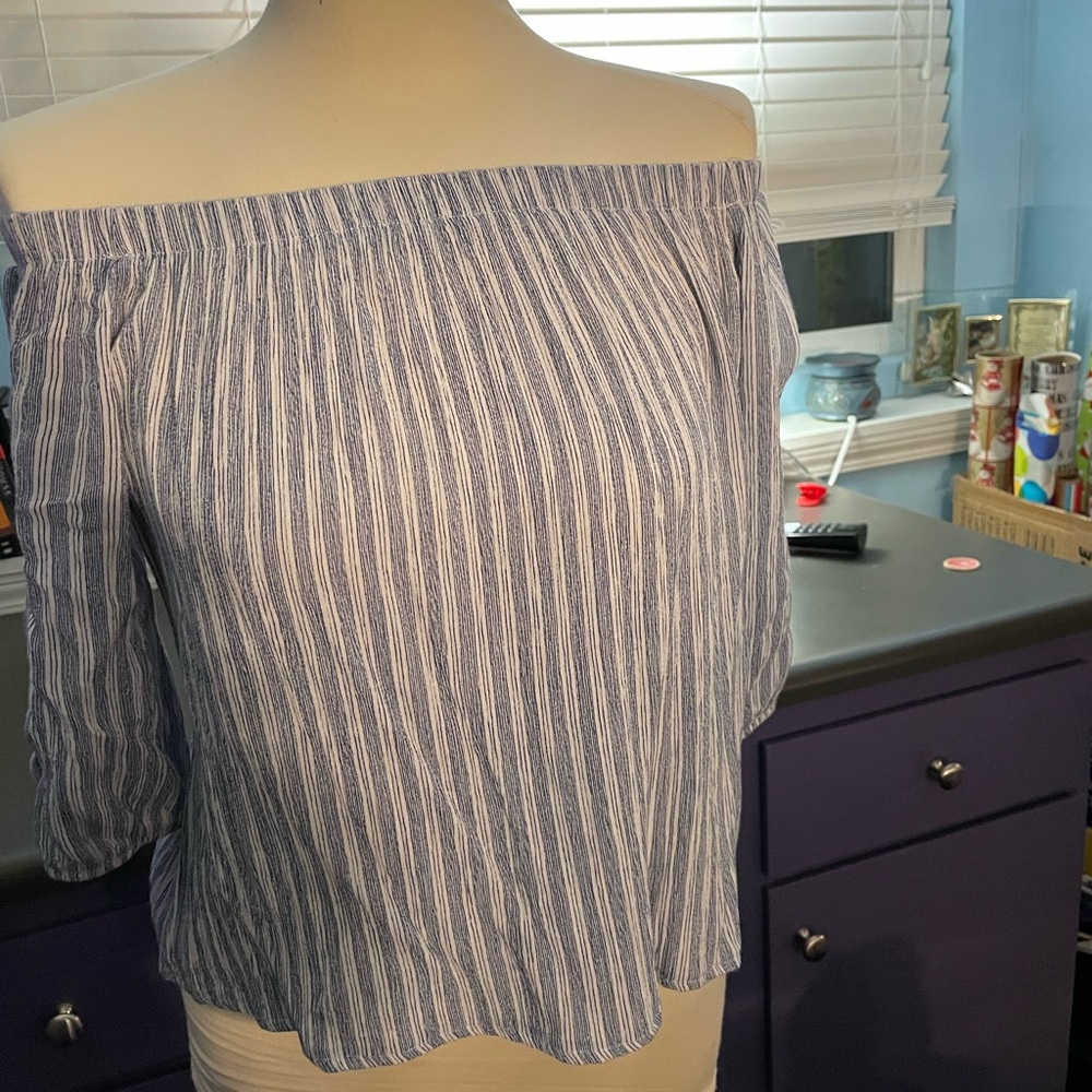 Off the shoulder crop